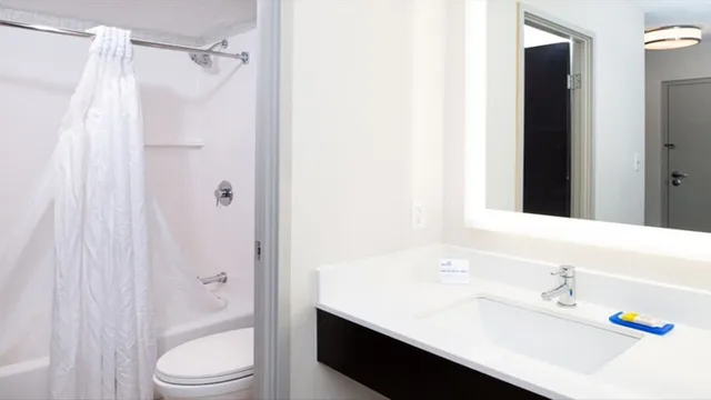 غرفة قياسية بسرير كينج مع أريكة، Holiday Inn Express Cincinnati West 5/7