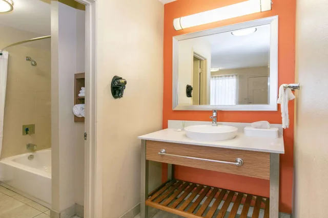 جناح بسرير كوين، Days Inn Suites By Wyndham Arlington Near Six Flags 5/8