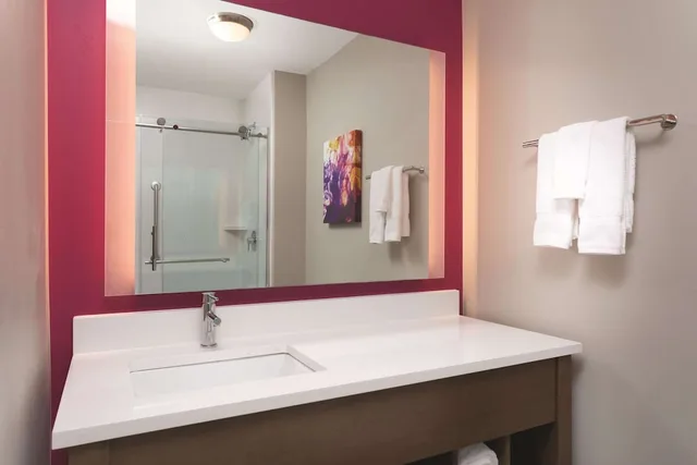 غرفة بسرير كينج، La Quinta Inn and Suites by Wyndham South Jordan 4/5