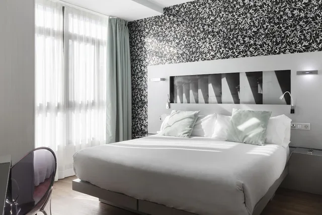 غرفة رباعية بسرير مزدوج وسرير بطابقين، Petit Palace Plaza Mayor 1/6
