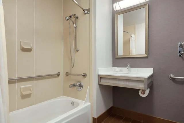 غرفة لذوي الإعاقة، Hilton Garden Inn Gilroy 4/5
