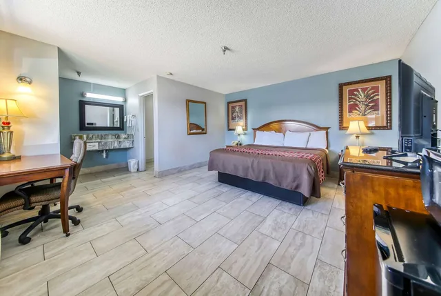 Room, King Bed, Rodeway Inn & Suites Haines City - Winter Haven 1/1
