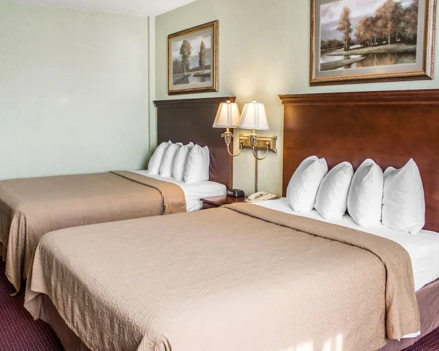 غرفة قياسية بسريرين كوين، Quality Inn & Conference Center Franklin Downtown PA 1/3