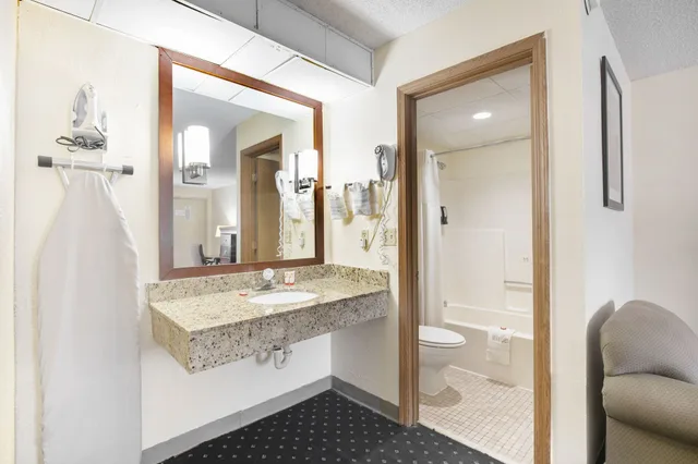 غرفة بسرير كينج بحوض جاكوزي، OYO Hotel Tulsa International Airport 5/6