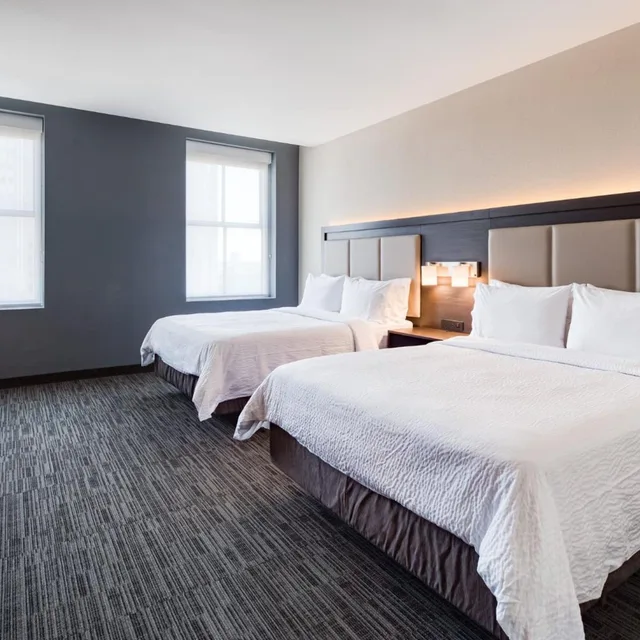 غرفة قياسية بسريرين كوين بحوض استحمام لذوي الإعاقة، HOLIDAY INN EXPRESS KANSAS CITY DOWNTOWN 1/6