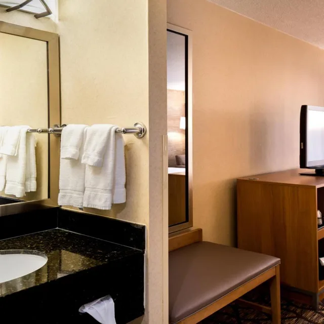 Room, Twin Beds, Accessible, Holiday Inn Hotel Suites Warren 6/6