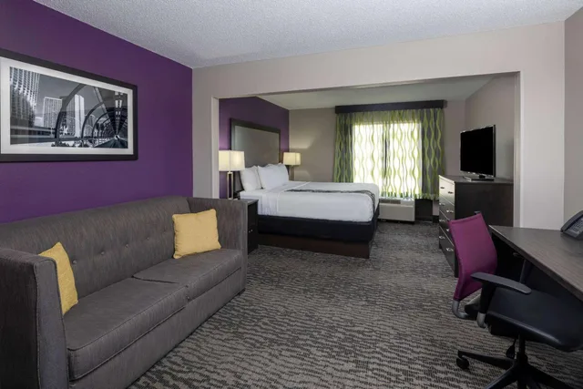 Executive, King Bed, Sofa, La Quinta Inn and Suites by Wyndham Kennesaw 5/8