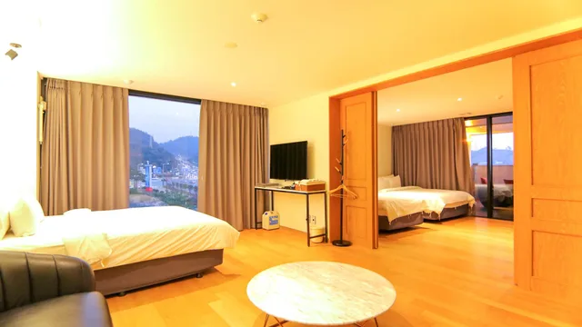 غرفة متصلة عائلية بسرير فردي بشرفة، Hotel Gite 1/1