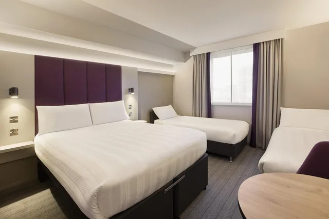 Family, Quadruple, Double and Twin Beds, Premier Inn Bedford Priory Marina 1/5
