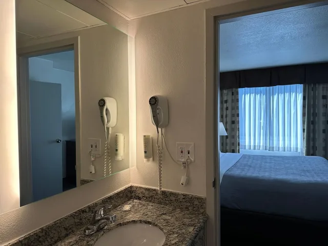 جناح بسرير كينج مع أريكة، Quality Inn & Suites Everett, WA 10/10