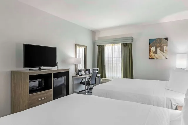 غرفة قياسية بسريرين كوين، Best Western Plus MidAmerica Hotel 3/4