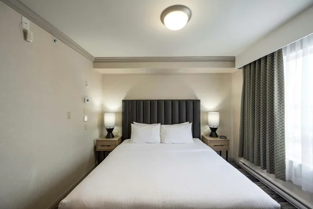 جناح بسرير كينج مع أريكة بمطبخ صغير، Sandman Hotel & Suites Winnipeg Airport 1/6