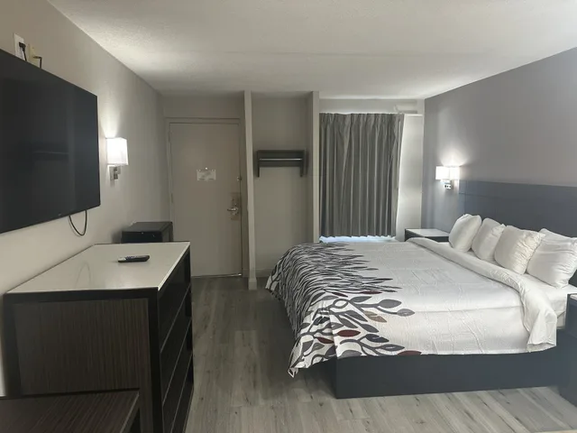 Superior, King Bed, Jetted Tub, Red Roof Inn Media 1/6