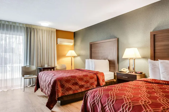 غرفة بسريرين مزدوجين، Econo Lodge Tampa near Busch Gardens 4/5