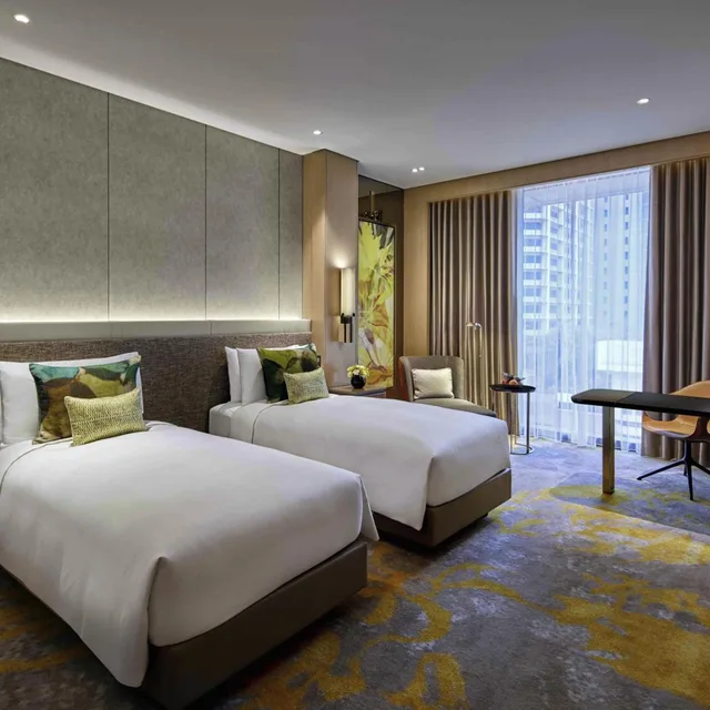 غرفة فاخرة بسريرين منفصلين بإطلالة على المسبح في طابق مرتفع، Sofitel Singapore City Centre 2/4