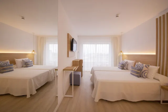 غرفة ثلاثية بثلاثة أسرّة بإطلالة على البحر، Hotel Cala Font 1/5