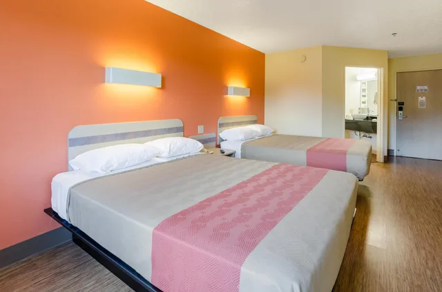 غرفة بسريرين كوين للمدخنين، Motel6 Bristol, VA 5/8