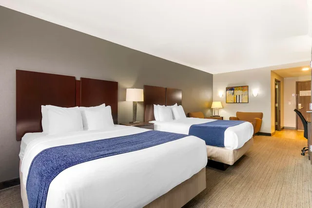 Room, 2 Queen Beds, Best Western Plus Olathe Hotel 4/6