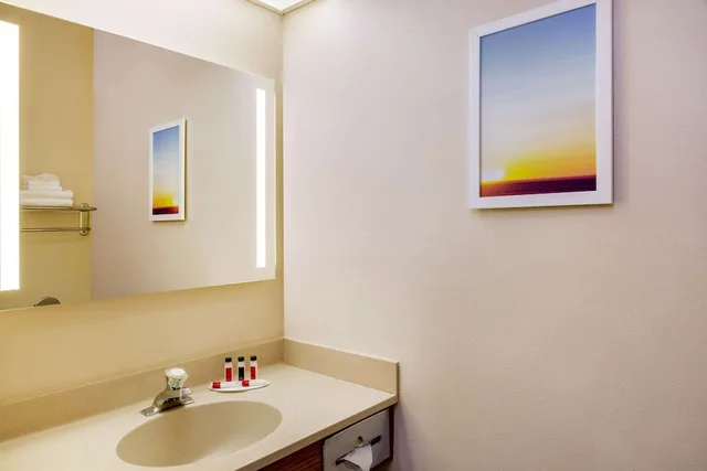 جناح ديلوكس بسرير كينج، Days Inn & Suites by Wyndham Madison 7/10