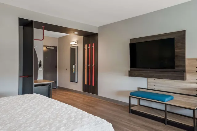غرفة بسرير كينج بحوض استحمام، Tru by Hilton Greensboro NC 2/2
