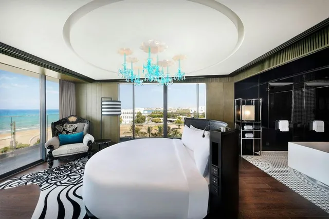 Vice President, Penthouse, Suite, King Bed, Sea Front, Balcony، W Muscat 1/2
