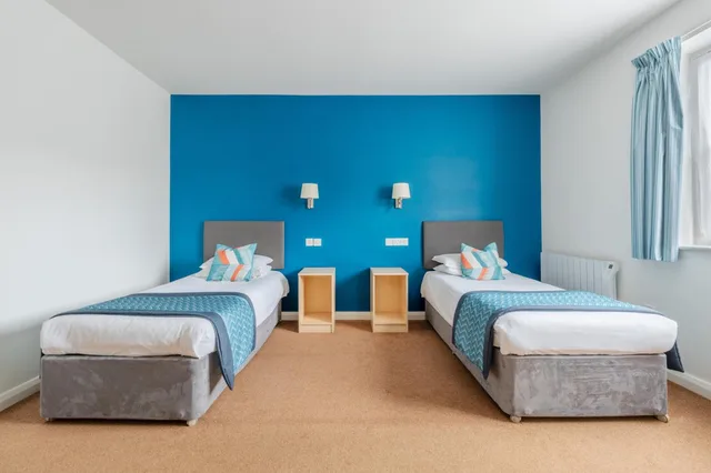 غرفة بسرير مزدوج أو سريرين منفصلين بحوض استحمام لذوي الإعاقة، Wookey Hole Hotel 1/5