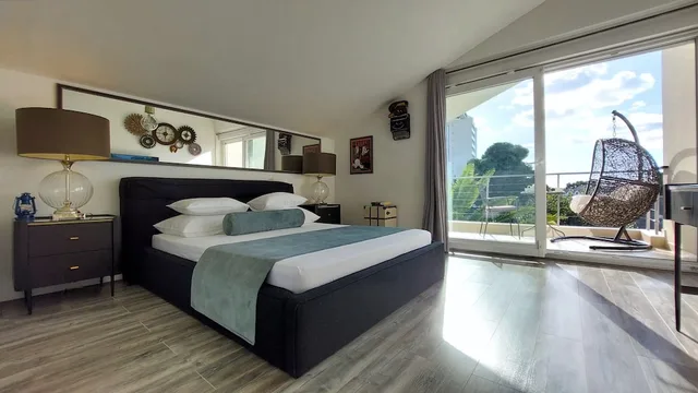 غرفة بريميوم بسرير كوين بشرفة بإطلالة جزئية على البحر، Refresh Boutique Apartments 2/10