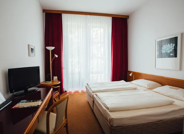 غرفة بزنس بسرير كوين، HK Hotel Dusseldorf City 1/1