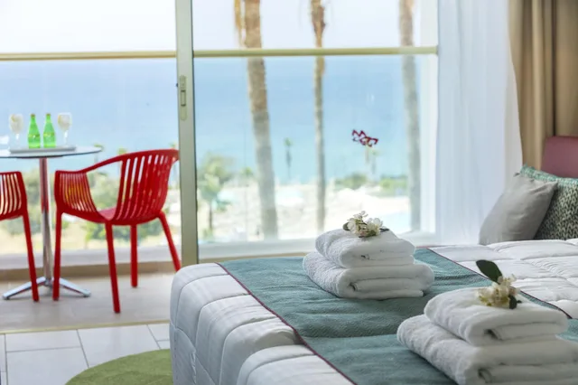 غرفة ديلوكس بسرير مزدوج أو سريرين منفصلين مع دخول صالة النادي، Leonardo Laura Beach and Splash Resort 2/3