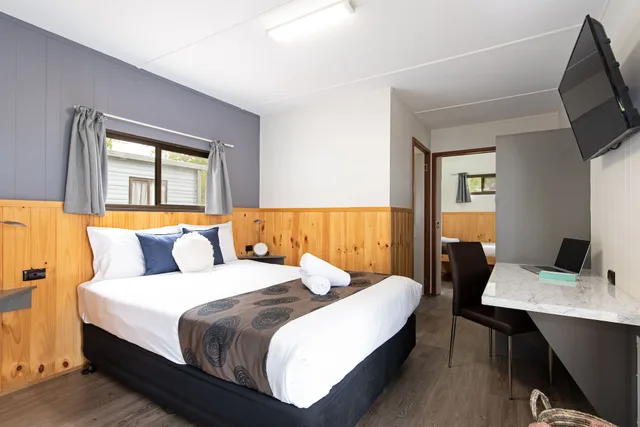 كابينة بسرير مزدوج وسريرين منفصلين، Adelaide Caravan Park 2/5