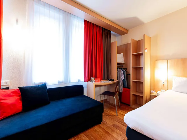 غرفة عائلية بسريرين منفصلين مع أريكة لذوي الإعاقة، ibis Krakow Stare Miasto 2/2