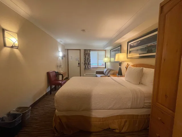 غرفة اقتصادية بسرير مزدوج مع أريكة، Lake Louise Inn 1/4