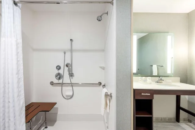 جناح بسريرين كوين مع أريكة لذوي الإعاقة، Homewood Suites By Hilton Fayetteville 2/3