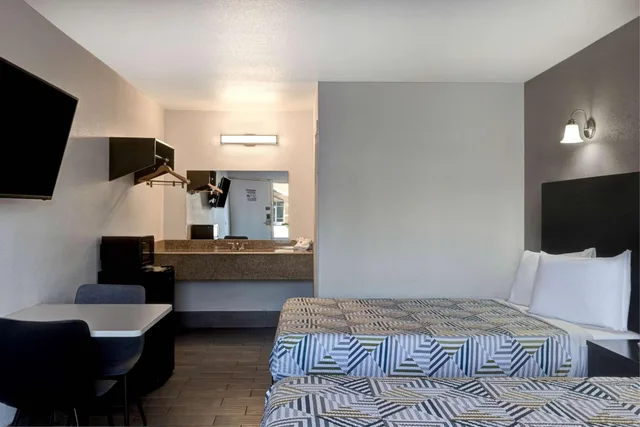غرفة بسرير كوين، Motel 6 Branson West Silver Dollar City 4/8