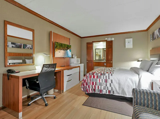 غرفة سوبيريور بسرير كينج لذوي الإعاقة، Red Roof Inn Uhrichsville 3/4