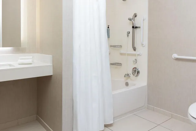 جناح بسرير كينج بغرفة نوم واحدة مع أريكة لذوي الإعاقة، RESIDENCE INN DECATUR FORSYTH 7/10