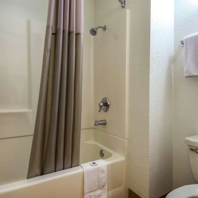 جناح بسرير كوين، Motel6 Rowland Heights, CA - Los Angeles - Pomona 9/10