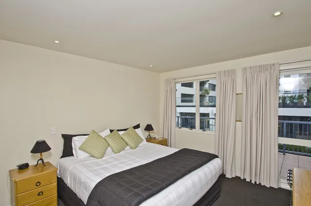 شقة بسرير كينج بغرفة نوم واحدة بإطلالة جزئية على البحر، The Pavilions Beachfront Apartments 1/4