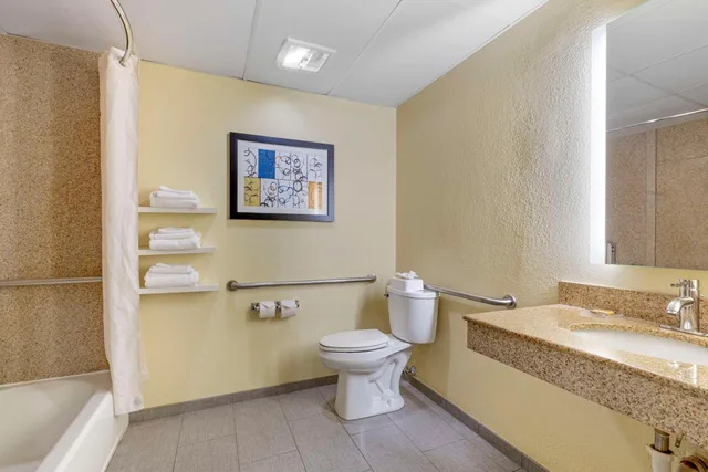 غرفة بسرير كينج بحوض استحمام لذوي الإعاقة، Best Western Plus North Shore Hotel 4/5