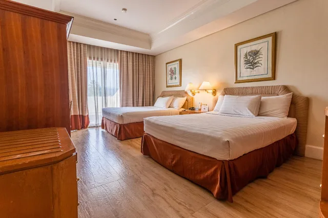 Upper, 2 Queen Beds، Subic Bay Yacht Club 1/2