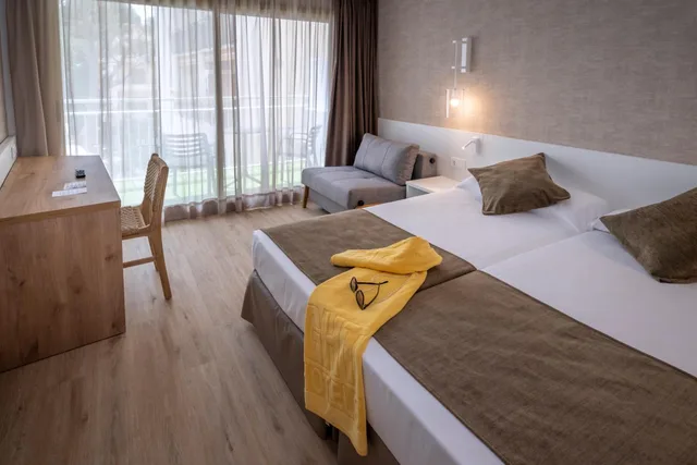 غرفة بسريرين منفصلين بشرفة، GHT Costa Brava & Spa 10/10