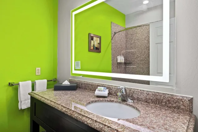 غرفة سوبيريور بسرير كينج، La Quinta Inn Suites Raymondville 4/9