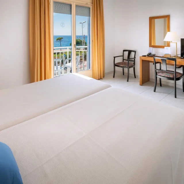 غرفة بسرير مزدوج بإطلالة على البحر، Sorrabona Hotel 5/8