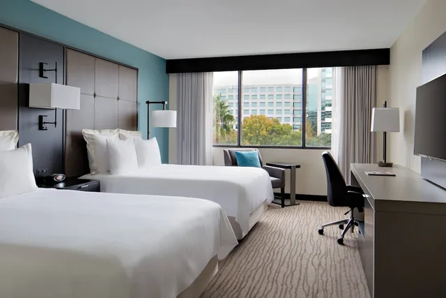 Concierge, Club, 2 Queen Beds، Houston Marriott Westchase 2/8