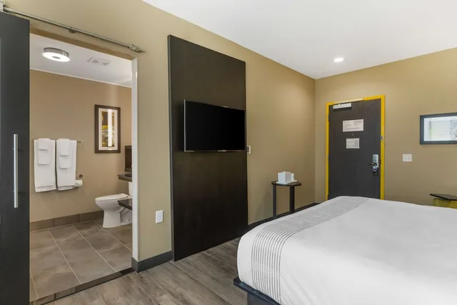 Standard, King Bed, GLo Best Western Pooler Savannah Airport Hotel 3/4