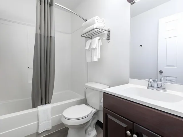 غرفة بسرير كوين مع أريكة، Studio 6 Extended stay Fairfield, OH - Cincinnati 8/10