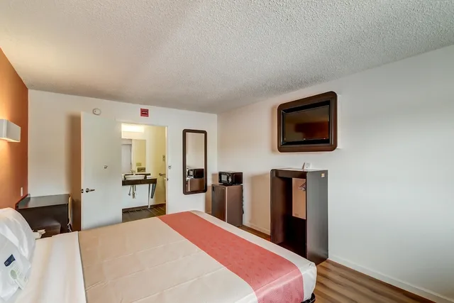 Deluxe, King Bed, Accessible, Motel6 Berea, KY 4/7