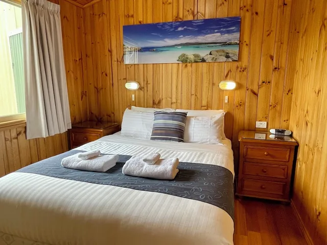 1 Bedroom, Deluxe, Cabin, Queen Bed, Balcony, Garden Area، Swansea Cottages & Motel Suites 1/3