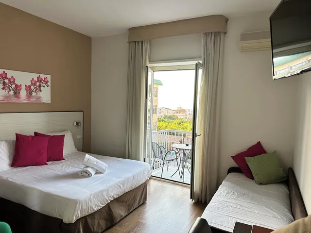 غرفة سوبيريور ثلاثية بسرير مزدوج وسرير فردي بشرفة، Hotel La Pergola Sorrento 2/4