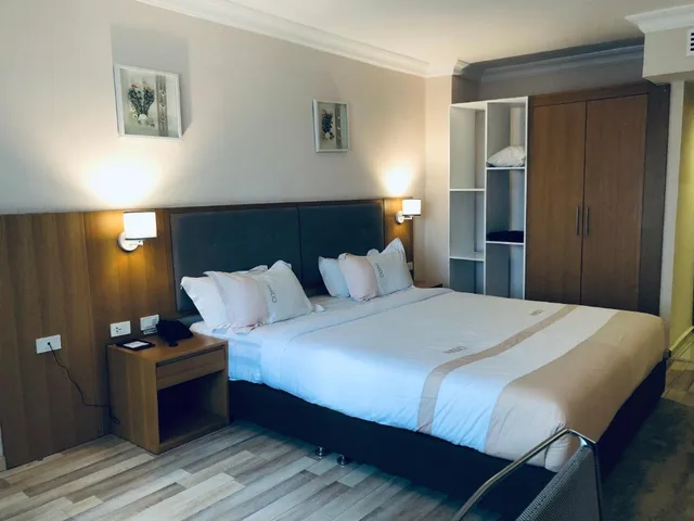جناح جونيور، Mado Hotel 1/2